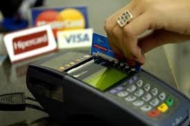 Juro do rotativo do cartão de crédito bate novo recorde e vai a 471,3% ao ano