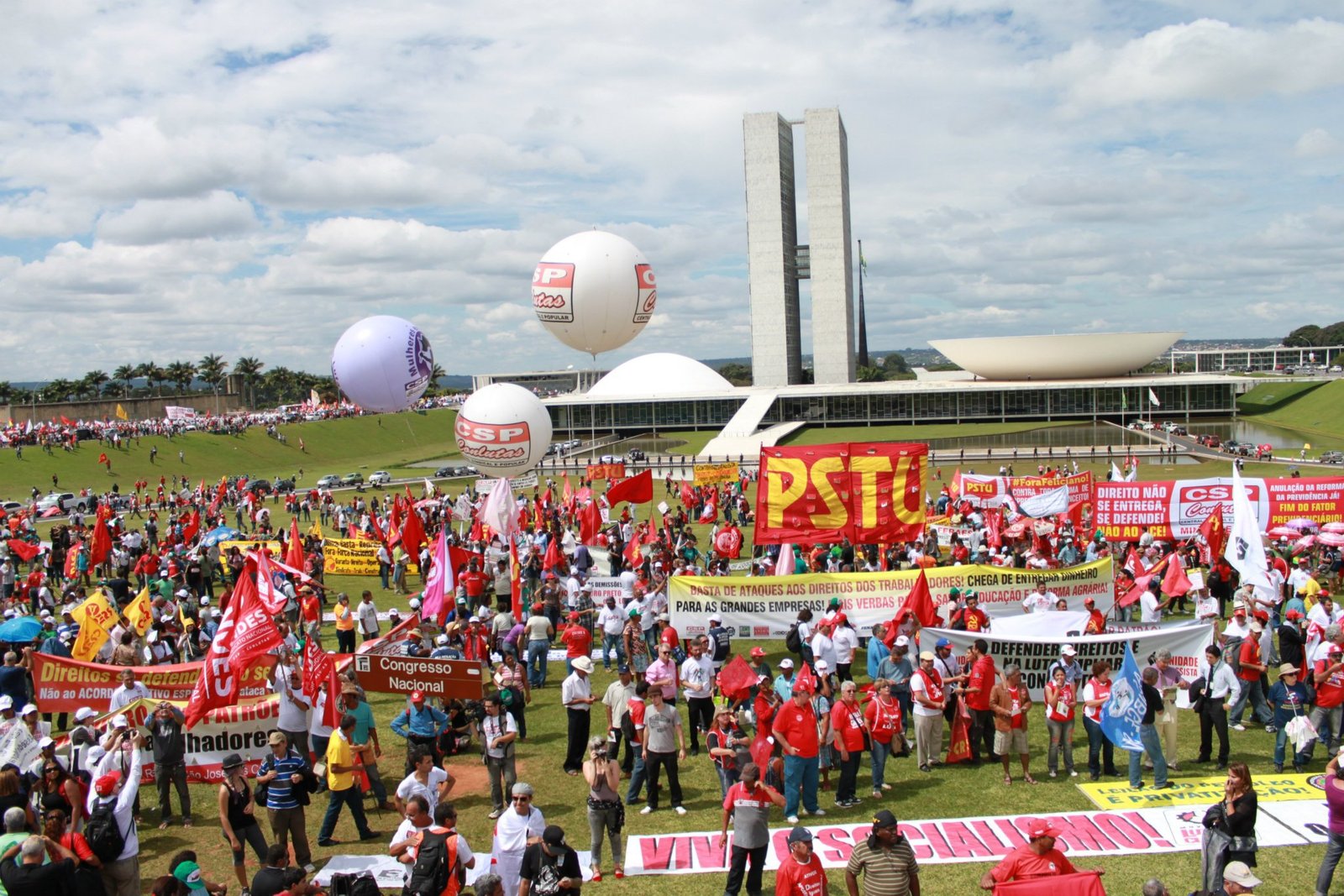 Marcha reúne milhares de trabalhadores em Brasília