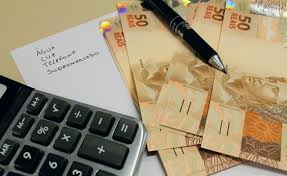 Juros de bancos não acompanham recuo na inadimplência