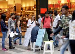 Crise no mercado de trabalho faz renda do brasileiro encolher em 2017, aponta IBGE
